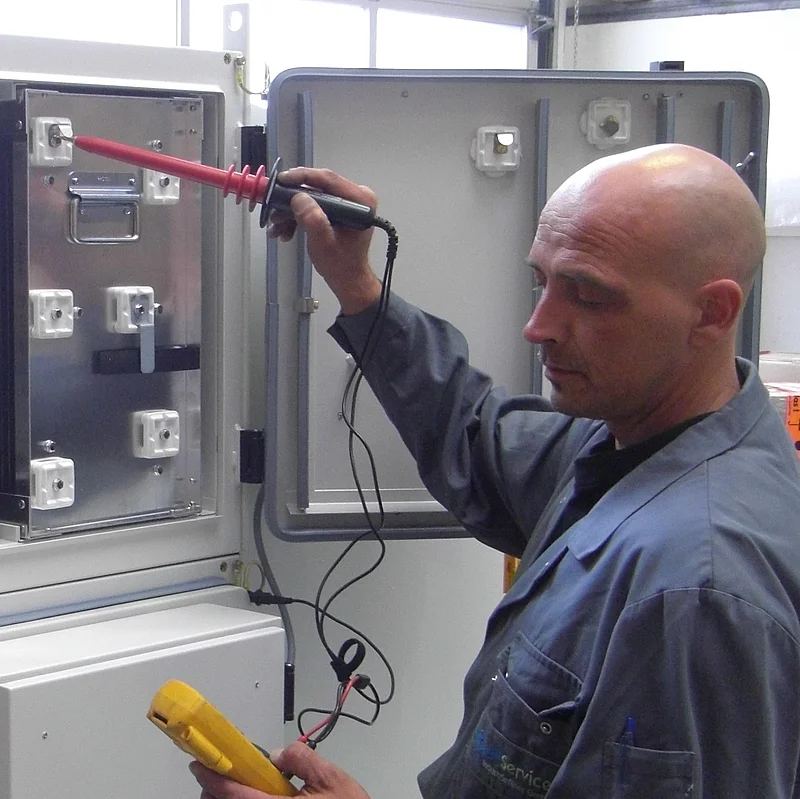 elektroluftfilter-servicemitarbeiter